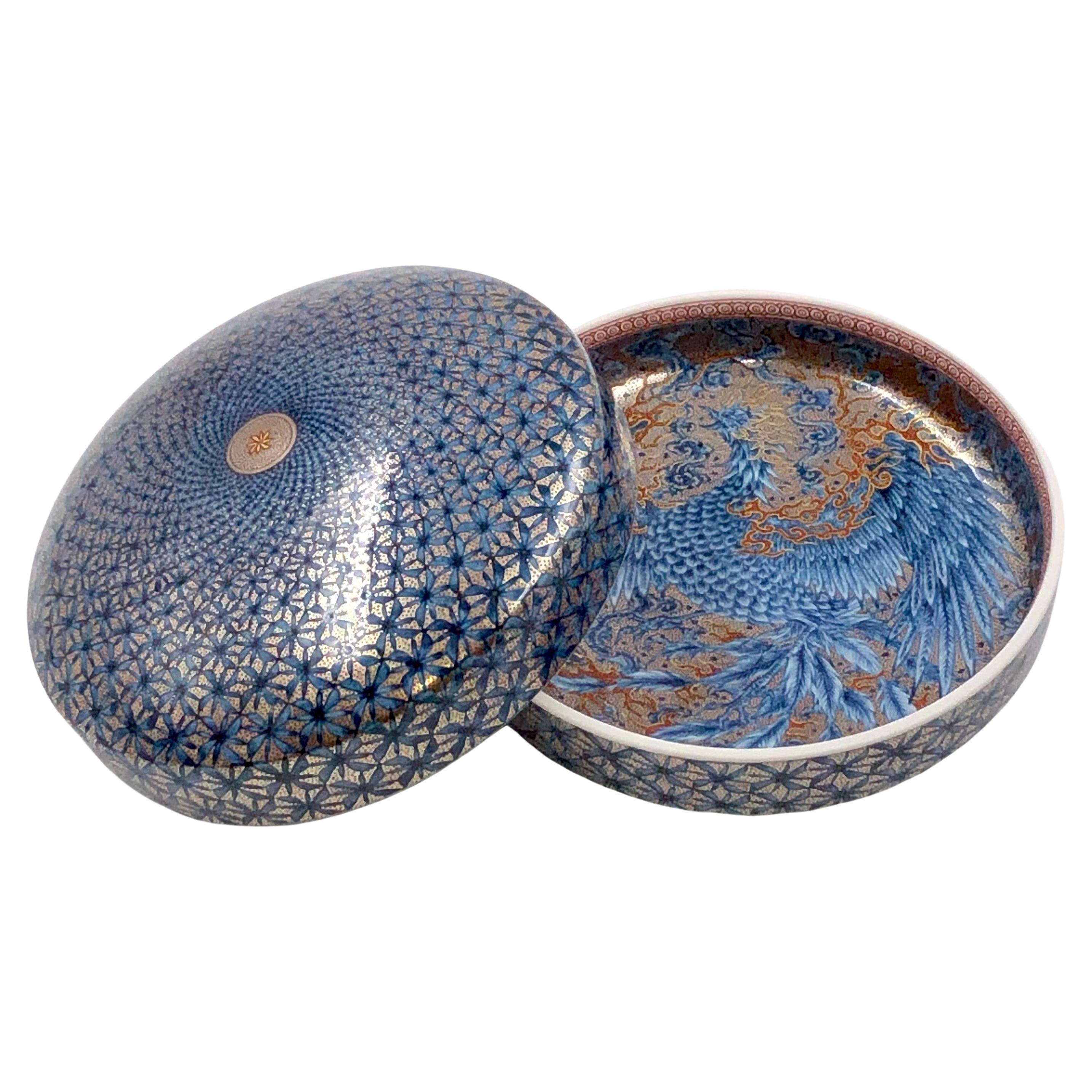 Boîte japonaise contemporaine en porcelaine bleue et rouge en platine par le duo des maîtres artistes en vente