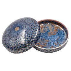 Boîte japonaise contemporaine en porcelaine bleue et rouge en platine par le duo des maîtres artistes