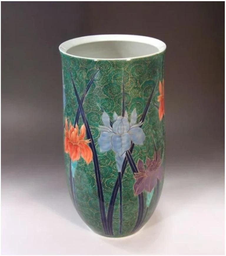 Élégant vase contemporain japonais en porcelaine décorative, peint à la main en vert, bleu, rouge et violet vifs et signé par un maître artiste en porcelaine très réputé de la région japonaise d'Imari-Arita. Il a reçu de nombreux prix pour son