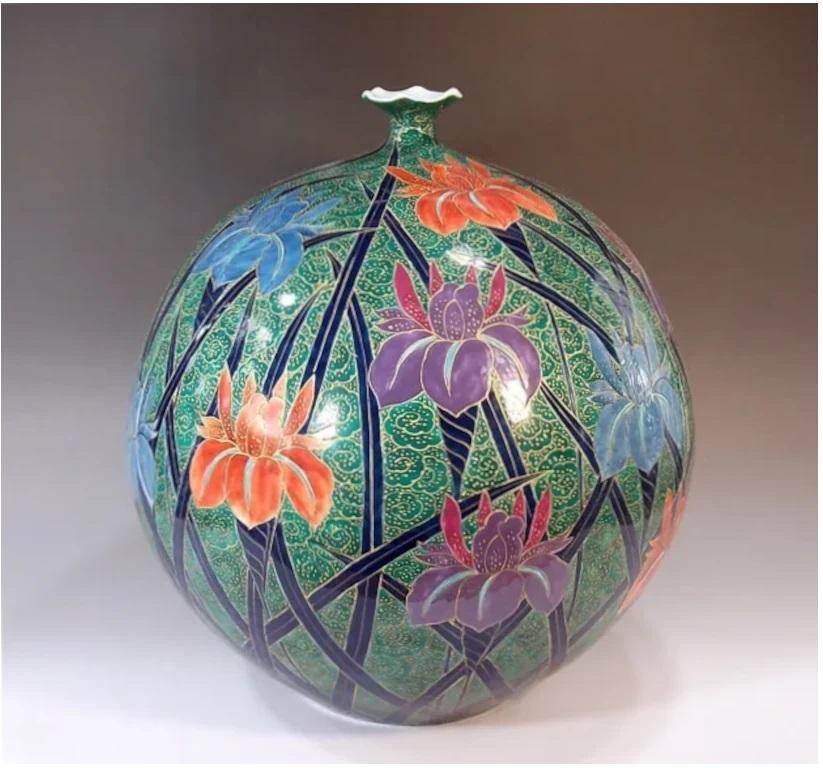 Meiji Vase contemporain japonais en porcelaine bleue, rouge, violette et verte, réalisé par un maître artiste, 2 en vente