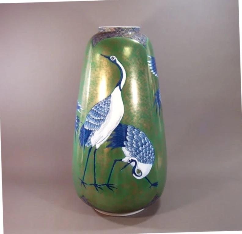 Japonais Vase contemporain japonais en porcelaine bleue, rouge, violette et verte, réalisé par un maître artiste, 2 en vente