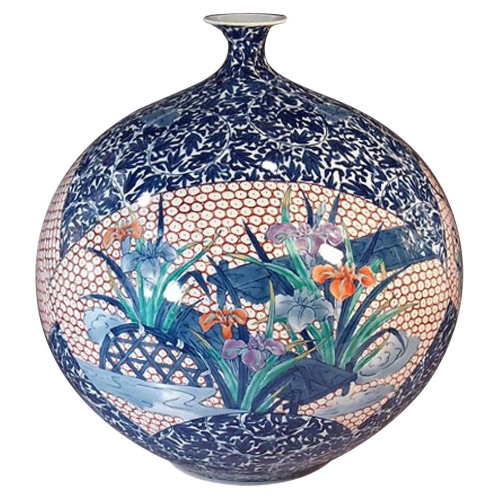Vase japonais contemporain en porcelaine bleu, rouge et blanc par un maître artiste, 4 pièces en vente