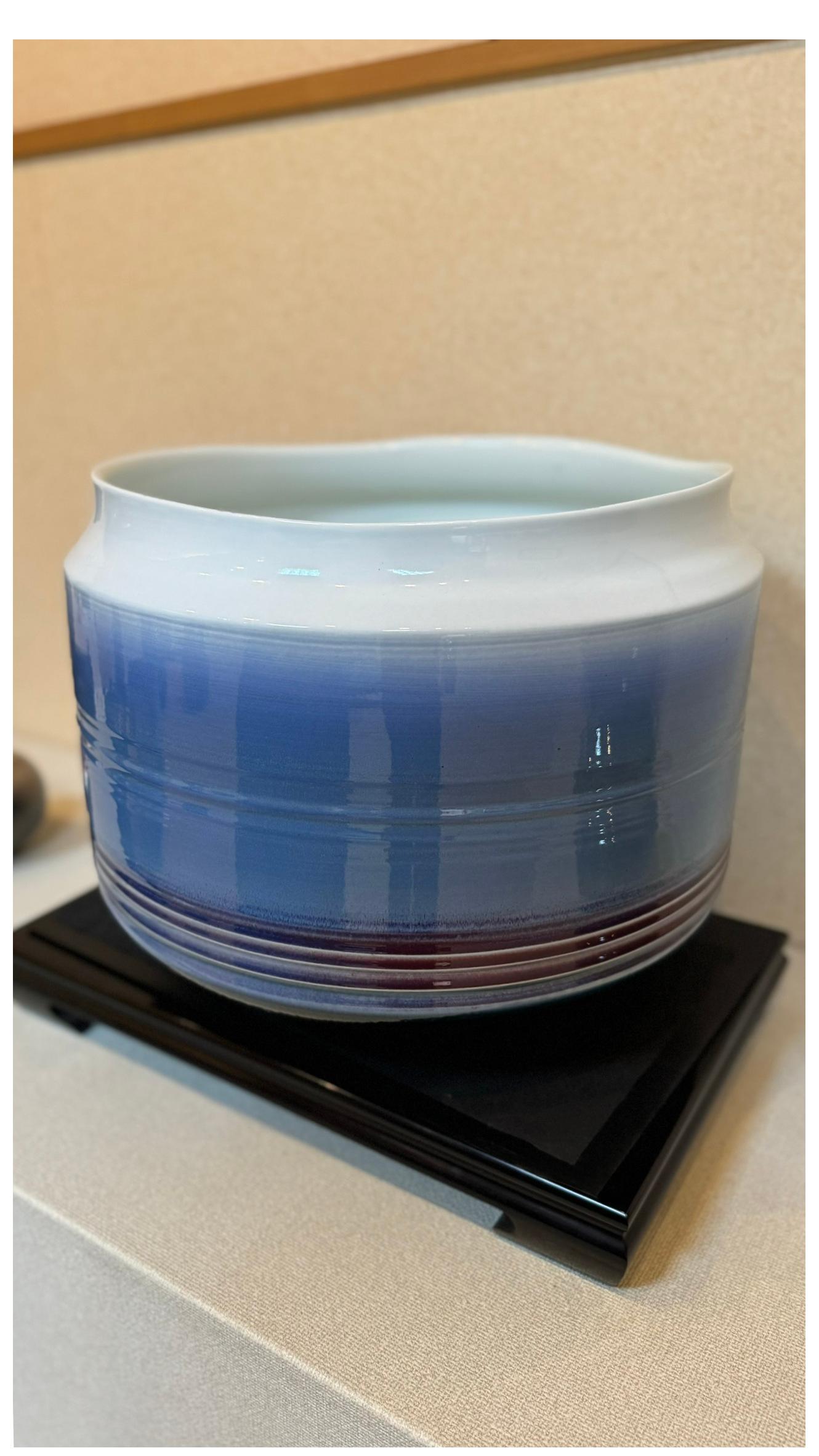 Jarrón Contemporáneo Japonés de Porcelana Azul Roja Blanca del Maestro Artista Meiji en venta