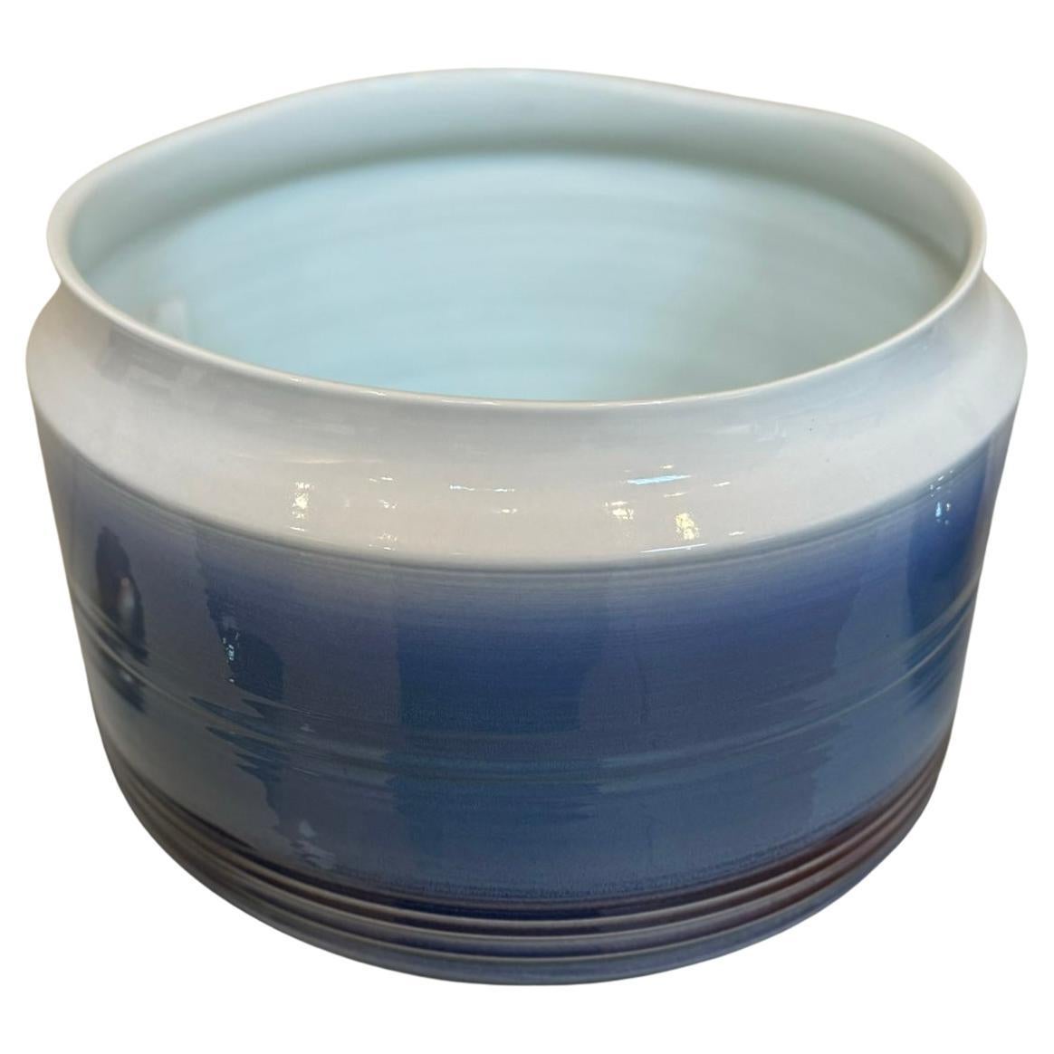 Jarrón Contemporáneo Japonés de Porcelana Azul Roja Blanca del Maestro Artista Glaseado en venta