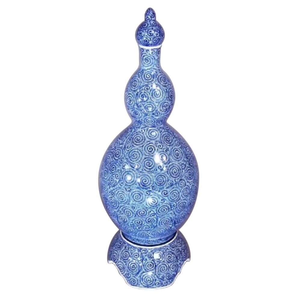 Vase à couvercle en porcelaine bleu contemporain japonais de trois pièces par un maître artiste