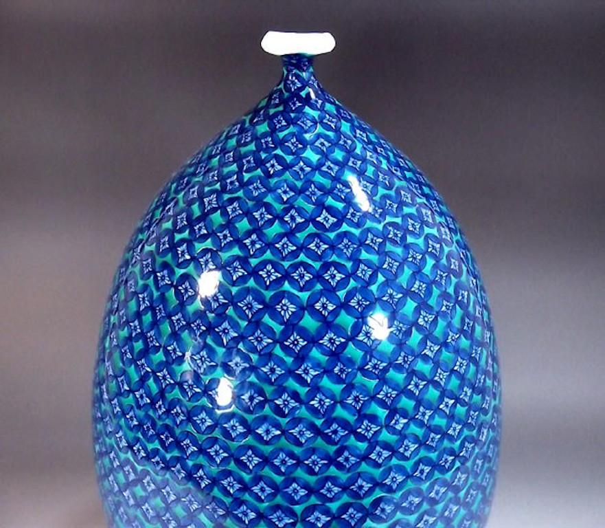 Vase en porcelaine décoratif japonais contemporain, peint à la main de manière extrêmement complexe en bleu et vert vifs sur un corps élégant en forme de bouteille, avec un motif de 