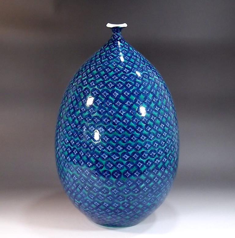 Japonais Vase japonais contemporain en porcelaine bleu, blanc et vert par un maître artiste en vente