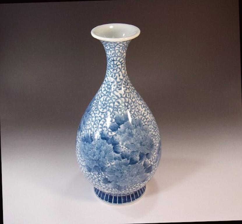 Bezaubernde dekorative japanische Porzellanvase mit zwei Paneelen mit blühenden Pfingstrosen vor einem Hintergrund mit einem zarten japanischen Arabeskenmuster. Diese formschöne Vase ist das Werk eines Porzellanmeisters aus der japanischen Region