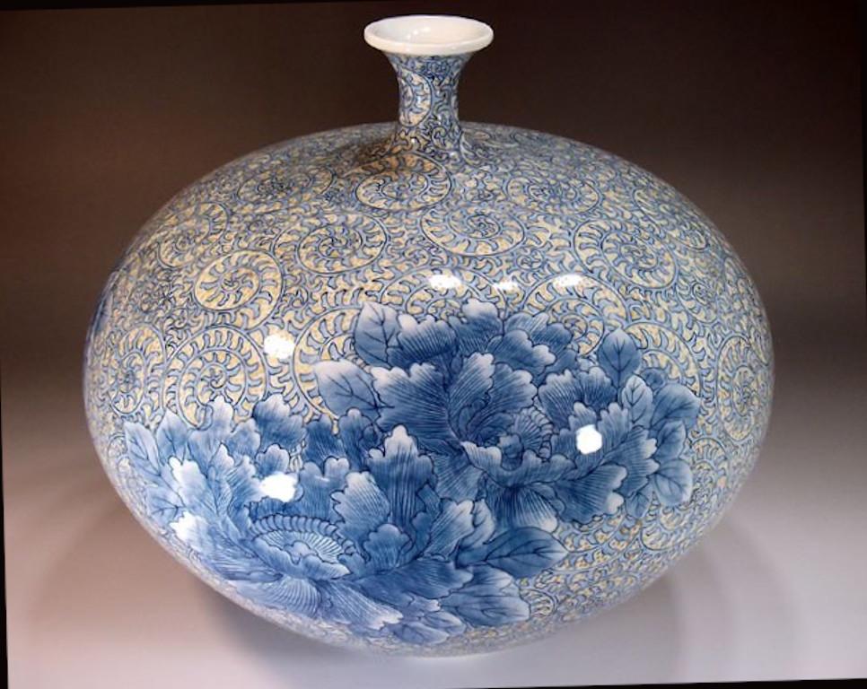 Zeitgenössische japanische Vase aus blau-weißem Porzellan von Meisterkünstler, 2 (Meiji-Periode) im Angebot