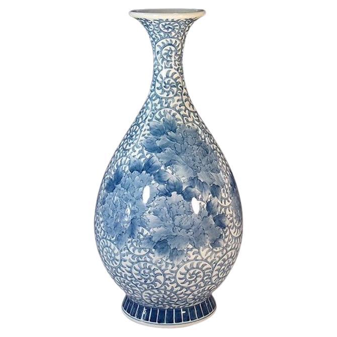 Zeitgenössische japanische Vase aus blau-weißem Porzellan von Meisterkünstler, 2 im Angebot