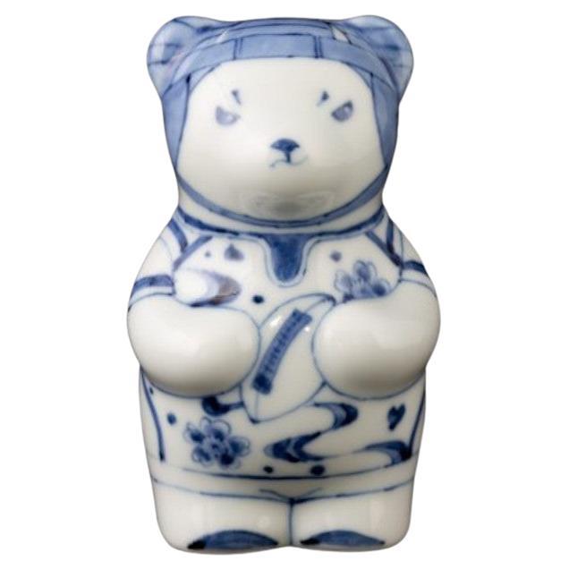 Zeitgenössische japanische Bär-Skulptur aus blau-weißem Porzellan, 3