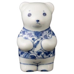 Sculpture japonaise contemporaine d'ours en porcelaine bleue et blanche, 5 pièces
