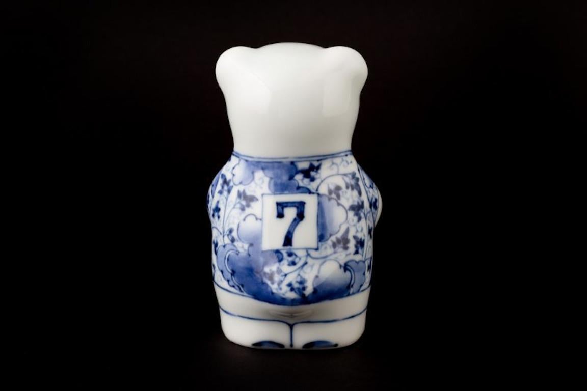 Rugby-Bär aus zeitgenössischem japanischem Porzellan, handbemalt in Blau und Weiß mit einem verheißungsvollen traditionellen japanischen Bambusmuster von einem japanischen Künstler aus der historischen Region Imari-Arita in Japan.

Dieser Rugby-Bär