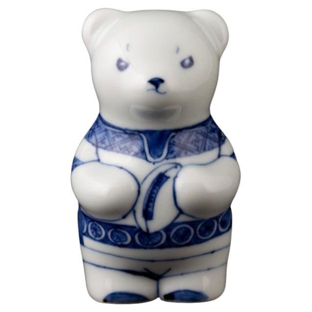 Sculpture japonaise contemporaine d'ours en porcelaine bleue et blanche