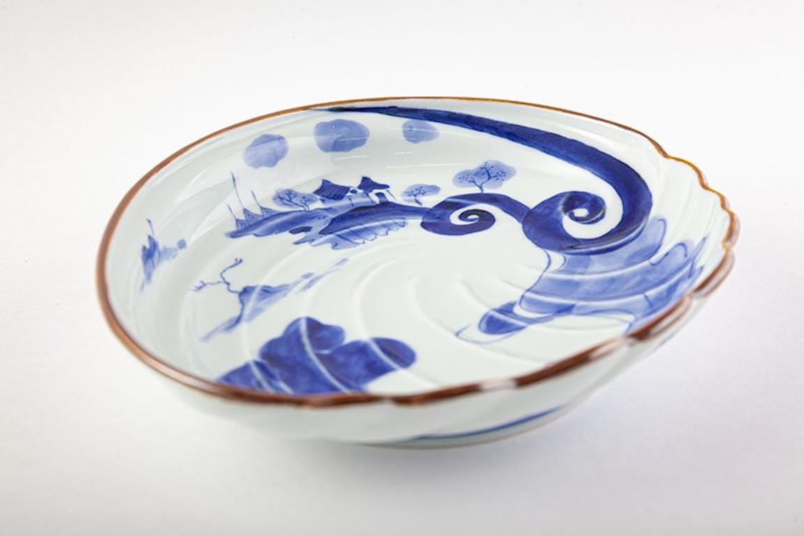 Unique ontemporary Japanese Ko-Imari (old Imari) style charger in blue and white on a stunning abalone shape porcelain body, by renowned Kiln of the Imari-Arita region of southern Japan, and is inspired by shapes and designs popularized in the