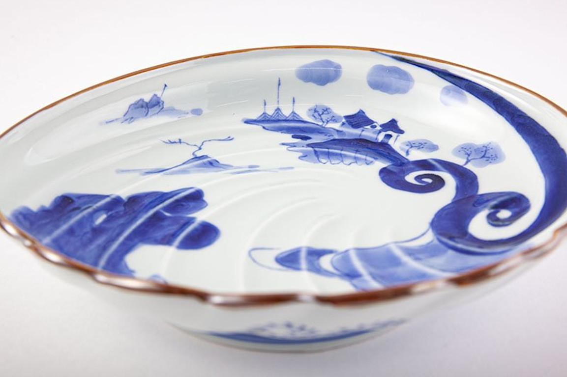Zeitgenössische japanische blau-weiße Porzellanschale  (Meiji-Periode) im Angebot