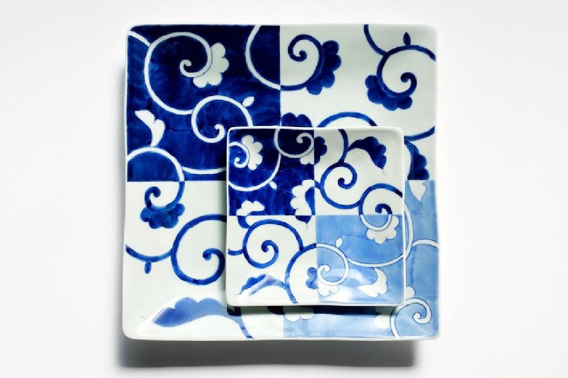Zeitgenössisches blau-weißes japanisches Porzellan-Dessert- oder Brotteller (Handbemalt) im Angebot