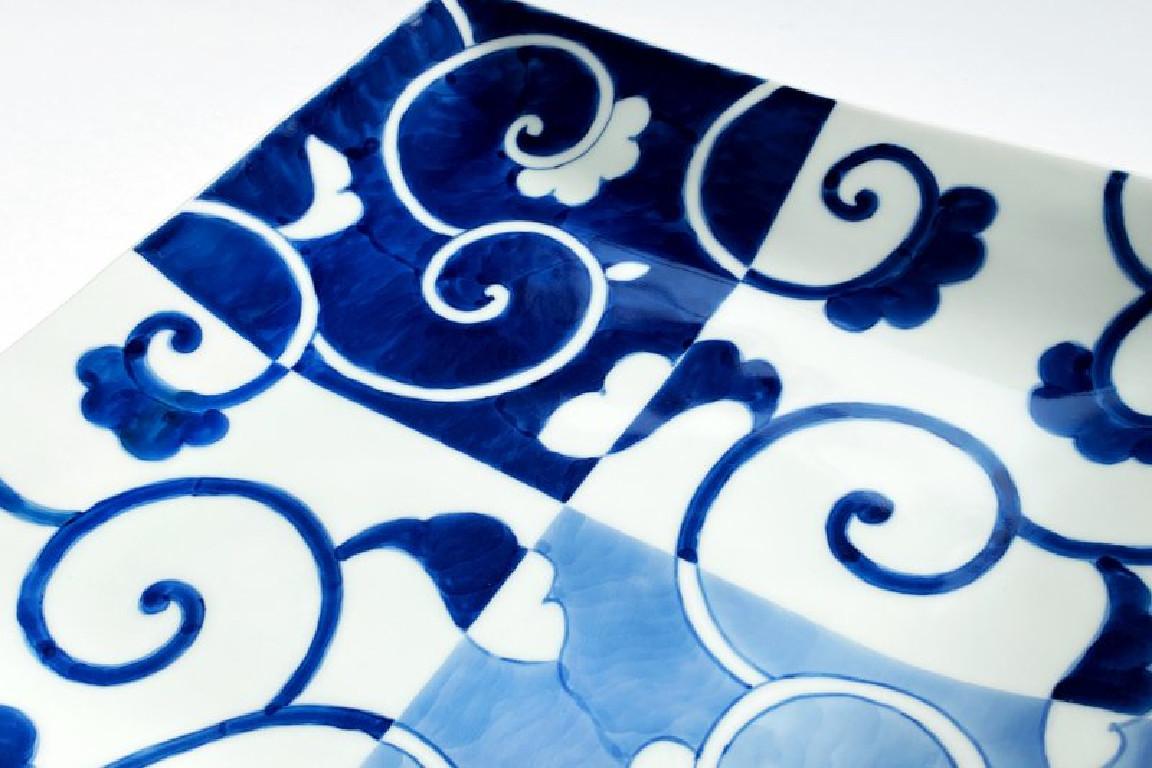 Meiji Piatto giapponese contemporaneo in porcellana bianca e blu in vendita