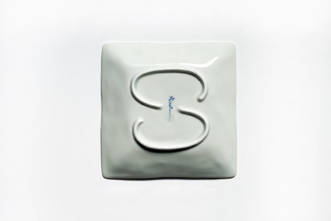 Japanese Contemporary Blue White Porcelain Dinner Plate For Sale 1
