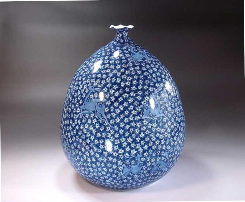 Peint à la main Vase japonais contemporain en porcelaine bleue et blanche par un maître artiste, 2 pièces en vente
