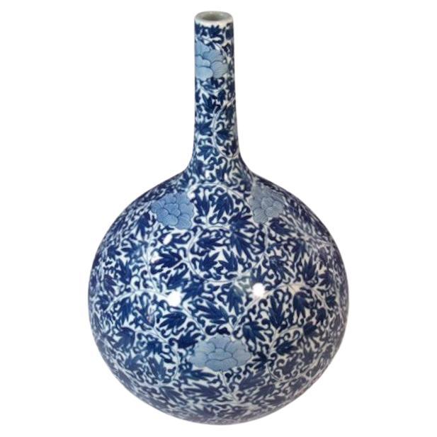 Vase japonais contemporain en porcelaine bleue et blanche par un maître artiste, 2 pièces