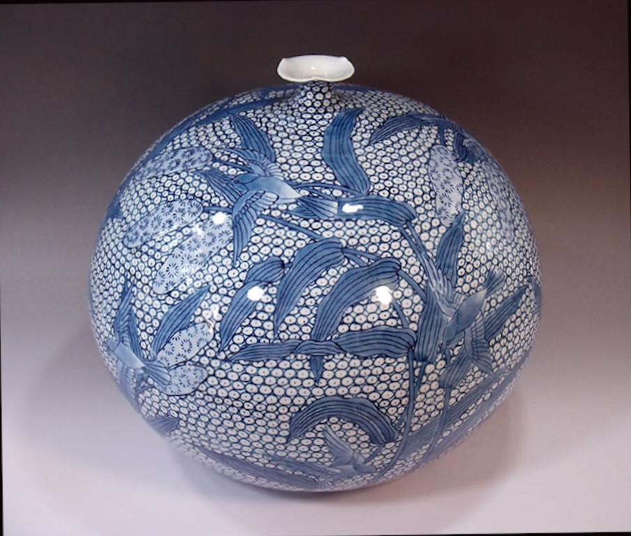 Dekorative Vase aus japanischem Contemporary-Porzellan, extrem aufwendig handbemalt mit kobaltblauer Unterglasurmalerei auf einem eleganten, eiförmigen Porzellankörper. Ein signiertes Stück des weithin anerkannten japanischen Meisters in der