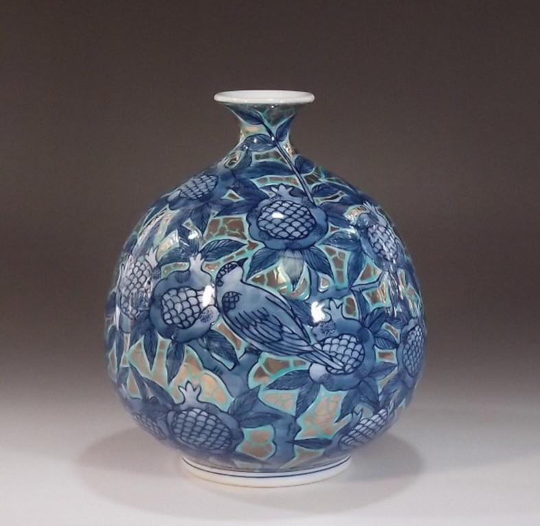 Vase décoratif contemporain en porcelaine japonaise, peint à la main de manière extrêmement complexe en bleu cobalt sous glaçure sur une élégante porcelaine de forme, une pièce étonnante signée par un maître artiste japonais en porcelaine largement