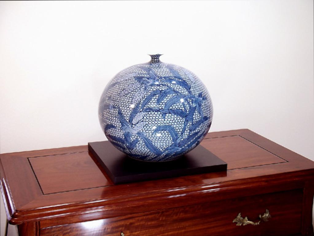 Zeitgenössische japanische Vase aus blau-weißem Porzellan von Meisterkünstler, 3 (Meiji-Periode) im Angebot