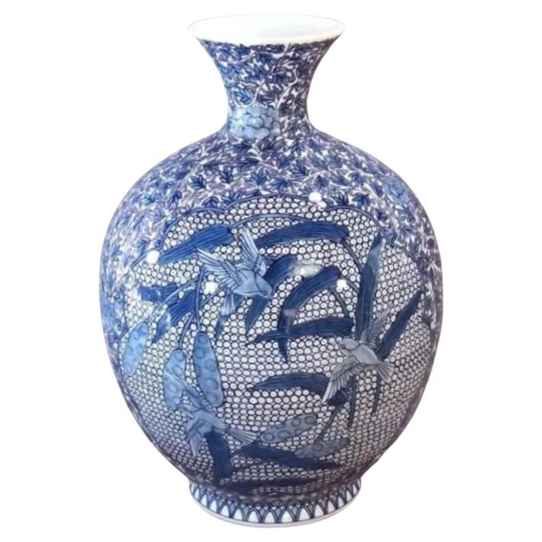Vase japonais contemporain en porcelaine bleue et blanche par un maître artiste, 3 pièces