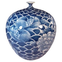 Zeitgenössische japanische Vase aus blau-weißem Porzellan von Meisterkünstler, 4