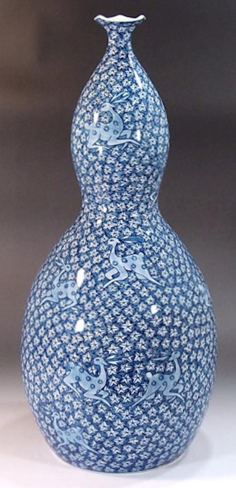 Zeitgenössische japanische Vase aus blau-weißem Porzellan von Meisterkünstler, 4 (Meiji-Periode) im Angebot