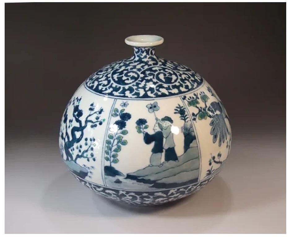 Adirondack Vase japonais contemporain en porcelaine bleue et blanche par un maître artiste, 4 pièces en vente