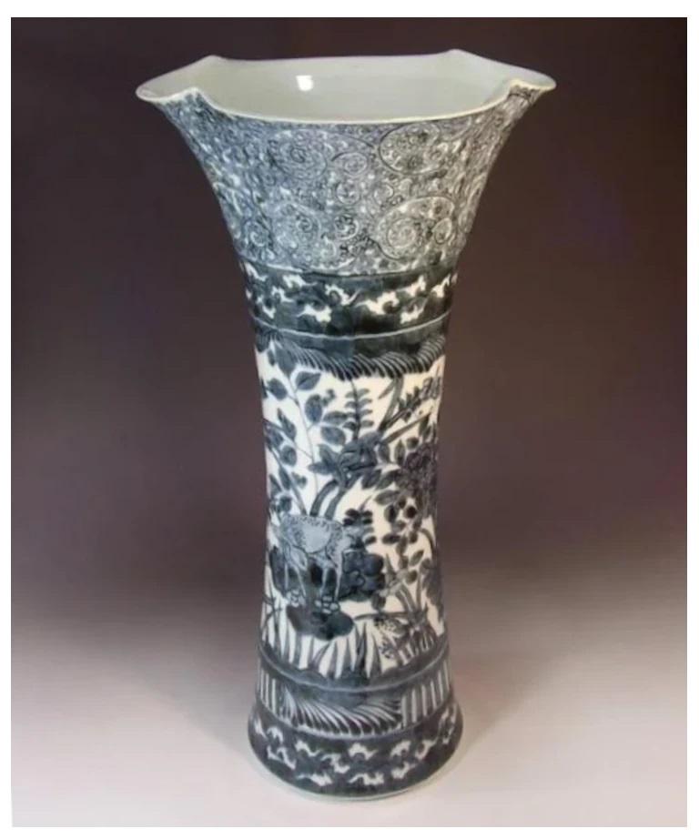Japonais Vase japonais contemporain en porcelaine bleue et blanche par un maître artiste, 4 pièces en vente