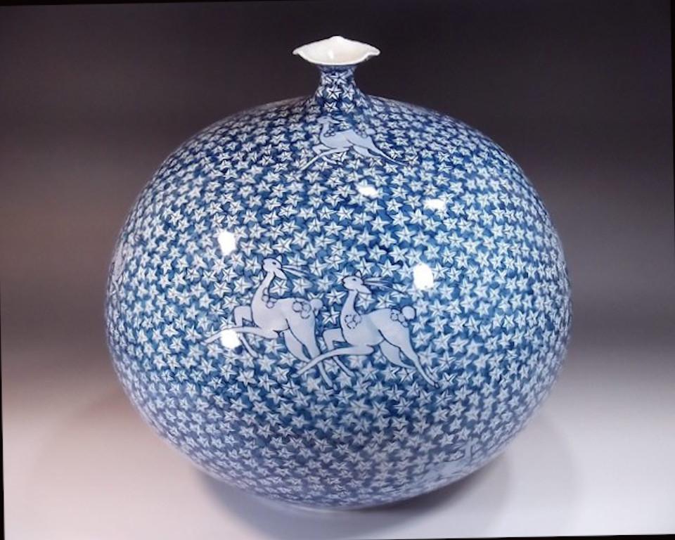 Zeitgenössische japanische Vase aus blau-weißem Porzellan von Meisterkünstler, 4 (Handbemalt) im Angebot