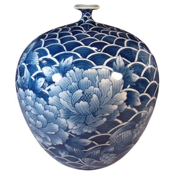 Zeitgenössische japanische Vase aus blau-weißem Porzellan von Meisterkünstler, 4