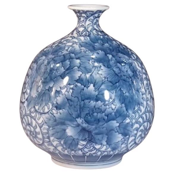 Vase japonais contemporain en porcelaine bleue et blanche par un maître artiste, 4 pièces