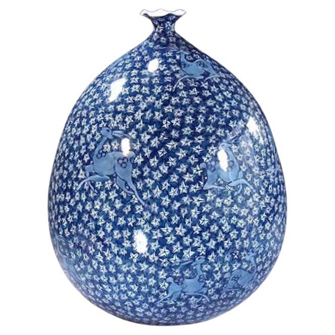 Zeitgenössische japanische Vase aus blau-weißem Porzellan von Meisterkünstler, 5 im Angebot