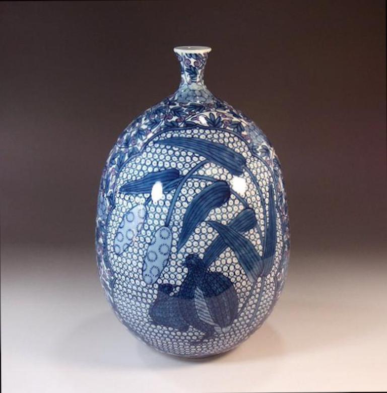 Dekorative Vase aus zeitgenössischem japanischem Porzellan, extrem aufwendig handbemalt mit kobaltblauer Unterglasurmalerei auf einem eleganten flaschenförmigen Porzellankörper. Ein signiertes Stück des weithin anerkannten japanischen