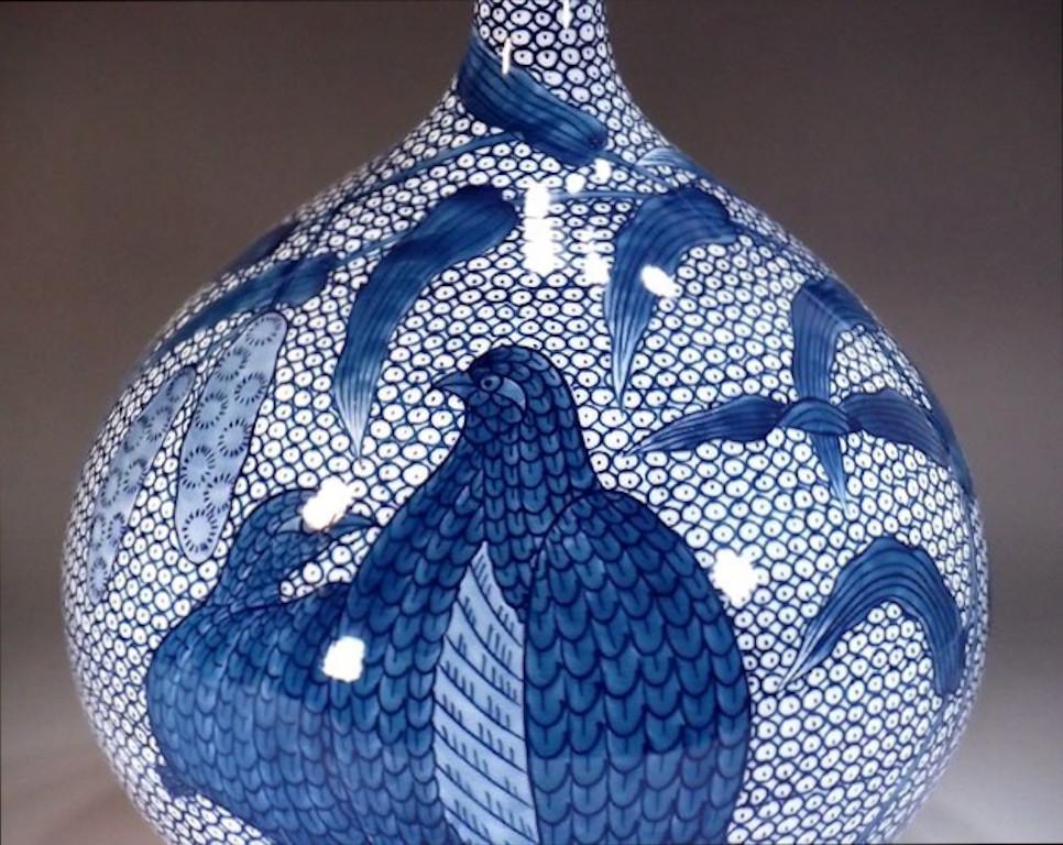 Zeitgenössische dekorative Vase aus japanischem Porzellan, extrem aufwendig handbemalt mit kobaltblauer Unterglasurmalerei auf einem eleganten flaschenförmigen Porzellankörper. Ein atemberaubendes, signiertes Stück des weithin anerkannten