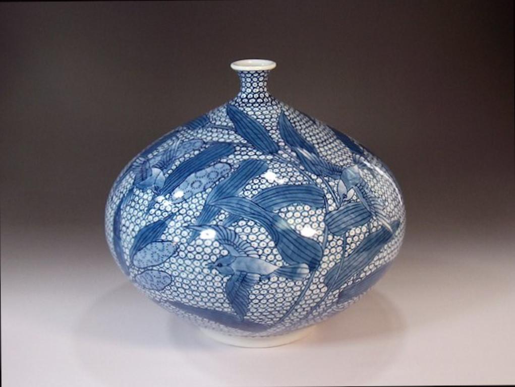 Dekorative Vase aus japanischem Contemporary-Porzellan, extrem aufwendig handbemalt mit kobaltblauer Unterglasurmalerei auf einem eleganten flaschenförmigen Porzellankörper. Ein signiertes Stück des weithin anerkannten japanischen Porzellanmeisters