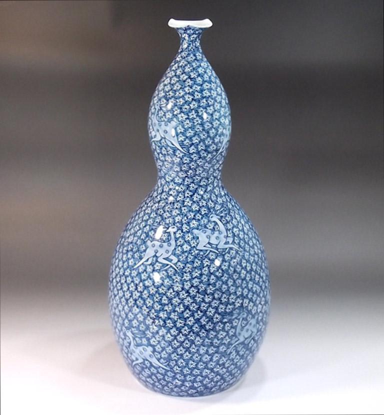 Japonais Vase contemporain japonais en porcelaine bleu blanc par un maître artiste en vente