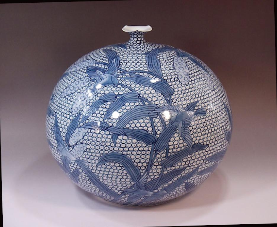 Japanische zeitgenössische japanische Vase aus blau-weißem Porzellan von Meisterkünstler (Handbemalt) im Angebot