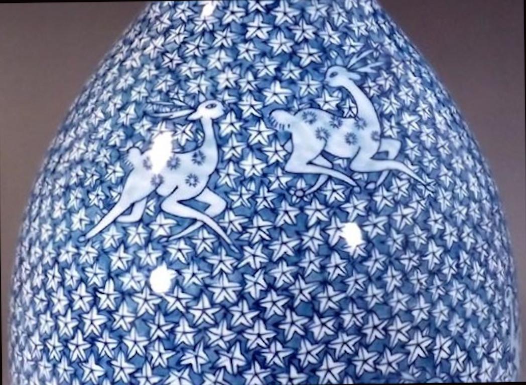 Peint à la main Vase contemporain japonais en porcelaine bleu blanc par un maître artiste en vente