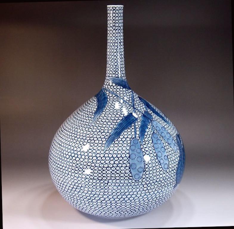 Zeitgenössische japanische Vase aus blau-weißem Porzellan von Meisterkünstler (Japanisch) im Angebot