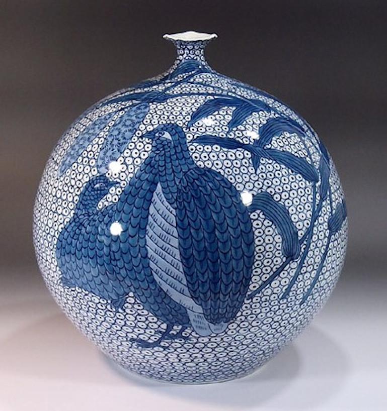 Zeitgenössische japanische Vase aus blau-weißem Porzellan von Meisterkünstler (Handbemalt) im Angebot