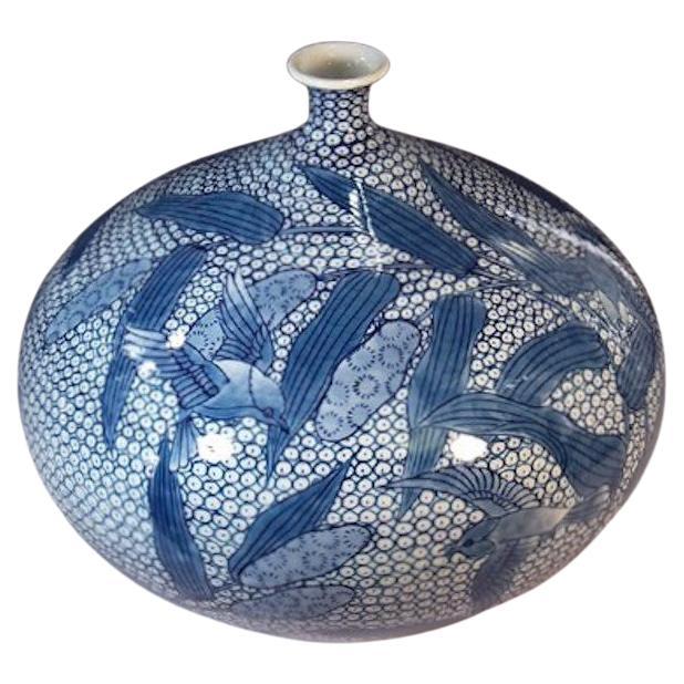 Zeitgenössische japanische Vase aus blau-weißem Porzellan von Meisterkünstler