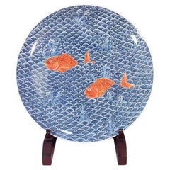 Assiette de présentation japonaise contemporaine en porcelaine bleue, blanche et rouge par un maître artiste