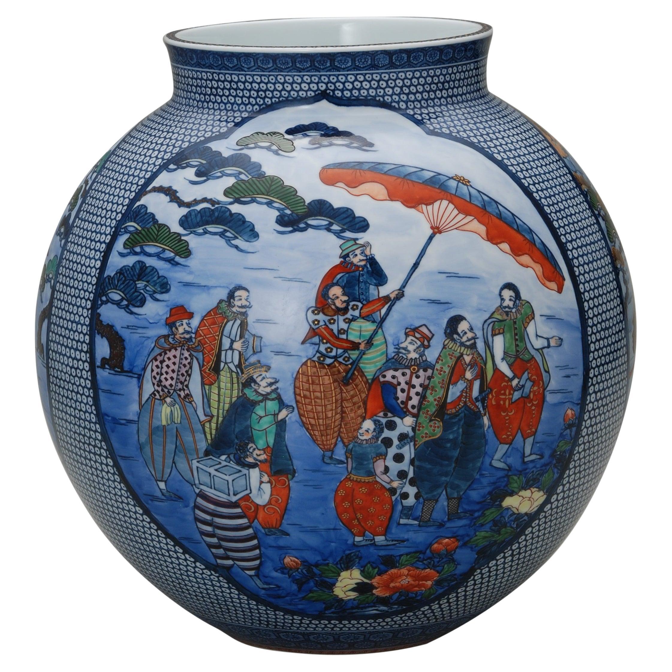 Vase japonais contemporain en porcelaine bleu, blanc, rouge et jaune par un maître artiste, 2 pièces