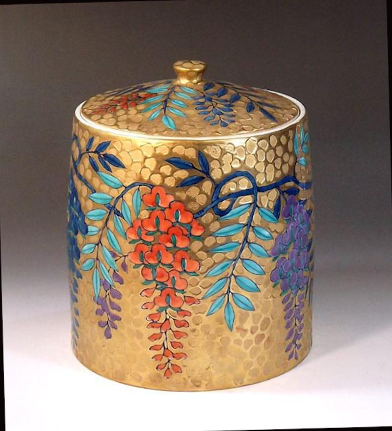 Japonais Jarre à couvercle en porcelaine japonaise contemporaine bleue, jaune et platine de l'artiste maître en vente