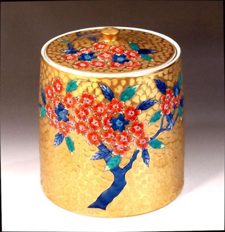 Peint à la main Jarre à couvercle en porcelaine japonaise contemporaine bleue, jaune et platine de l'artiste maître en vente